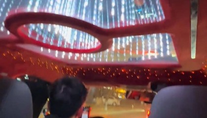 长春一女子打车遇“最炫出租车”，车顶被改装为绚丽星空顶，网友：打车竟然打到了移动KTV
