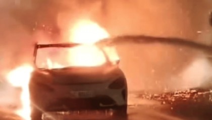 一小米SU7事故后突然起火，知情人：刚到维修店下拖车就自燃了，烧了二三十分钟