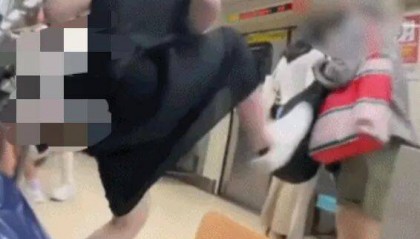 73岁老太地铁逼年轻人让座，被一脚踹飞！次日在超市闹事被捕，一查竟是通缉犯！