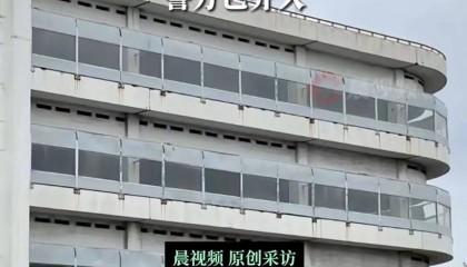 上海一公交司机疑在公交车停车场坠楼身亡，涉事公交公司：正在处理善后工作，坠楼原因还在调查中，警方已介入