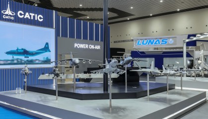 歼-10CE战机亮相兰卡威航展，众多国外嘉宾观众拍照“打卡”