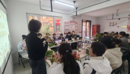 保健路街道凤凰城社区开展“花香满家园”主题插花活动