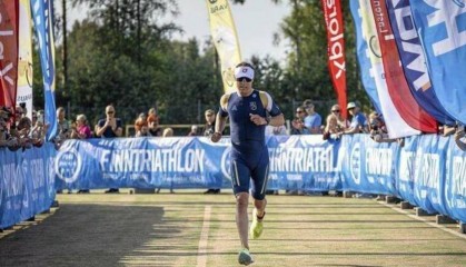 57岁芬兰总统用化名参加铁人三项赛，夺得亚军！
