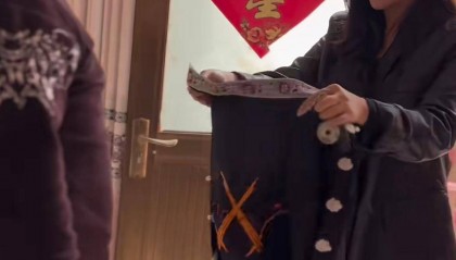 杨妞花与养父直播称打赏将全捐出！此前回贵州赶集为其买苗服