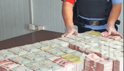 2名男子拖着大型行李箱过安检，被发现装有400万元现金，结局令人舒适