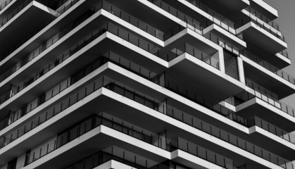 肯尼亚女大学生酒后尝试跳到隔壁阳台，从12楼坠楼身亡