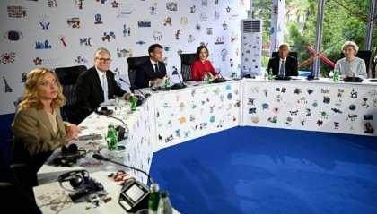 意大利女总理梅洛尼与马克龙又吵起来了，此前曾对他“翻白眼”，送去“死亡凝视”