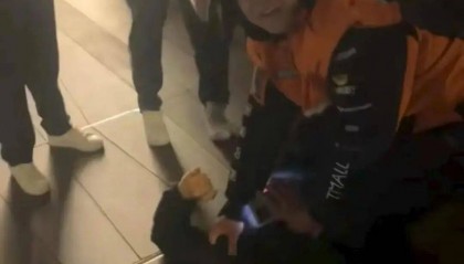 外卖小哥扑倒抢夺珠宝店嫌犯，嫌犯反问“对你有什么好处”，本人：没啥好处！