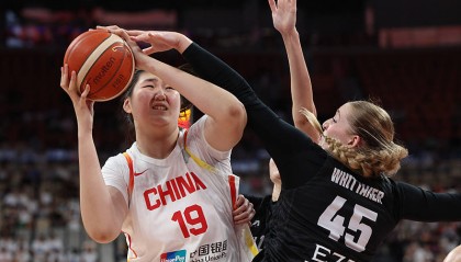 “碾压”内线的张子宇频遭对手小动作针对，韩旭提醒不要掉入“情绪陷阱”