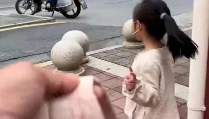 被泼开水女童返校书包现恐吓信：“再发视频，要你全家不好过”