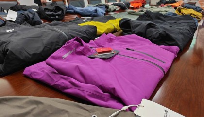 注意！冲锋衣40款里3款“不防水”，教你一招在家也能测