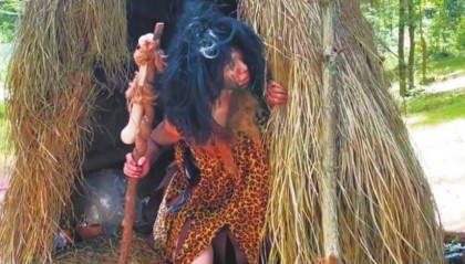 大学生在昆明一景区兼职当“野人”，日薪百元还包饭……