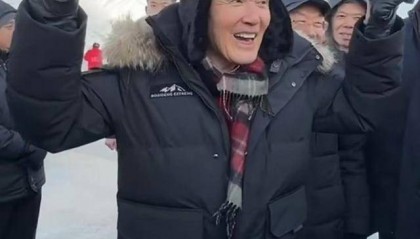 马英九参访哈尔滨，雪地造型曝光笑称自己像北极熊