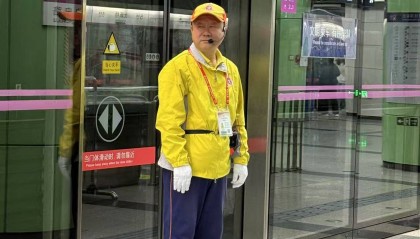 “北新桥大爷”，向地铁乘客“发射”快乐