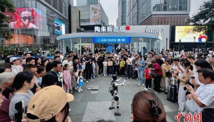 成都春熙路机器人热潮涌动 “锦江智造”融景入生活