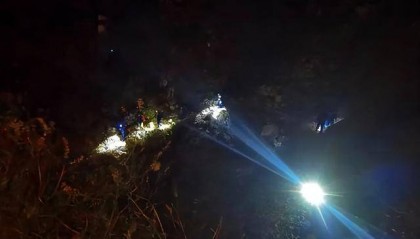 北京一18岁小伙只带了手机爬野山被困，18人连夜救援