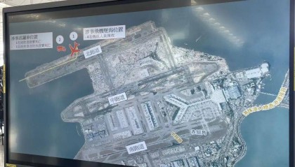 机身断成两截，2名遇难者在海下约7米处被找到，巡逻车在飞机跑道外被撞进海里，香港机场飞机坠海事故更多细节披露