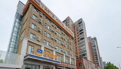 雅斯特酒店回应房客发病送药不及时死亡：送药者未告知病情，隐私考虑未查看药品