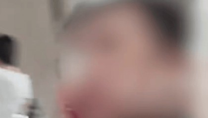 “乡下人”“滚” ！上海地铁一男子多种语言切换辱骂乘客，上海地铁回应