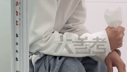 男子蹲坑玩手机2小时，肠子脱出13厘米，医生建议：上厕所玩手机不宜超10分钟