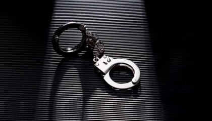 在妻子鞋里放定位器发现其出轨，丈夫两刀杀死妻子出轨对象，被判无期