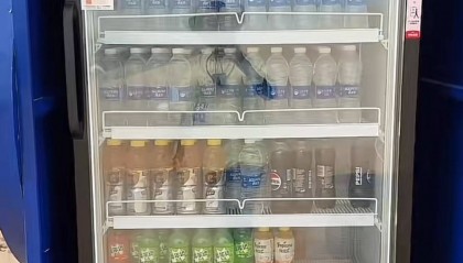 谁懂啊？太神奇了！株洲小伙在内蒙古沙漠里发现自动售水机，“买了两瓶可乐12块”