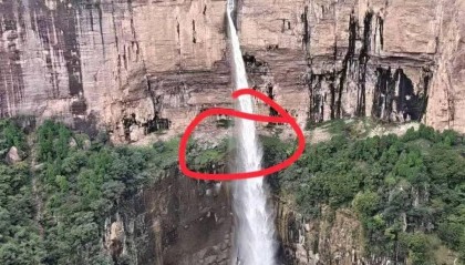 在南太行瀑布拍照时坠崖男大学生确认身亡，救援人员：潜入水潭3米深处找到遗体，已转交给家属