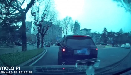 快评丨路虎8次别停奔驰被立为刑案，此前认定多次反转打了谁的脸？