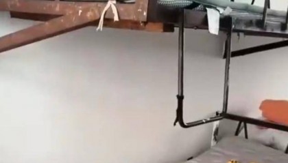 湖南一学生宿舍床铺仅用三角铁和螺丝固定，学校回应