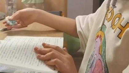 小学生开始流行盘手串，家长：觉得非常不可思议