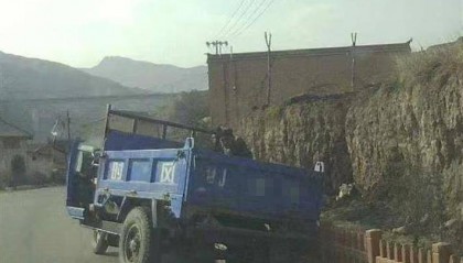 警车把农用车“别进”沟里，三个问题需要澄清