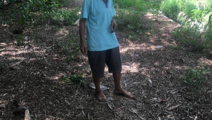 七旬老人为救孙砍伤醉汉获刑8个月 被认定正当防卫2年后，提起128万元国赔