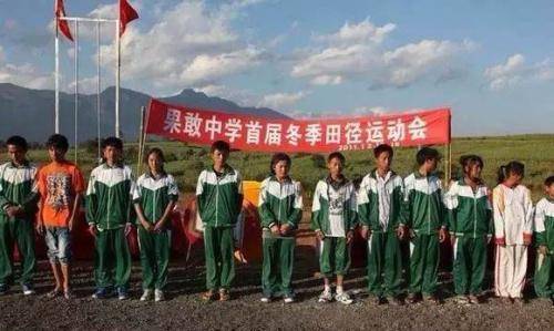 该地区说汉语，使用中国车牌照，流通货币是人民币，却不归属中国