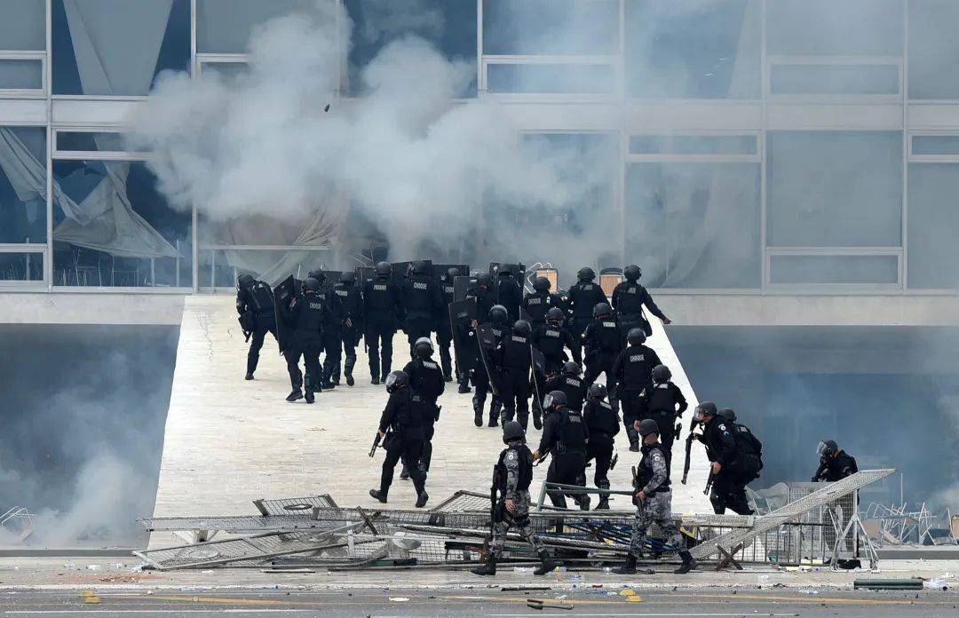 突发！巴西前总统支持者暴力冲击国会，400人被捕！拜登：我也遇到过！前总统：不关我事！中国大使馆紧急提醒…
