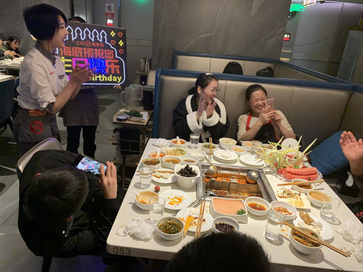 海底捞2022年扭亏为盈 同店翻台率微降