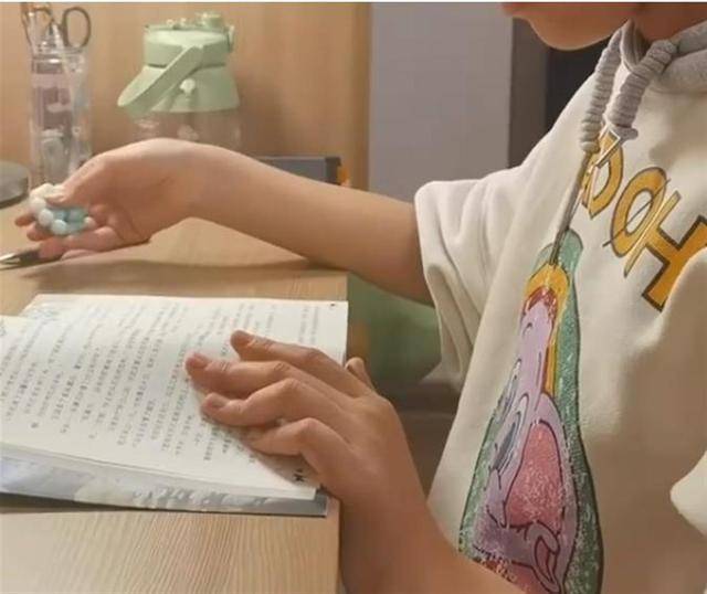 小学生开始流行盘手串，家长：觉得非常不可思议