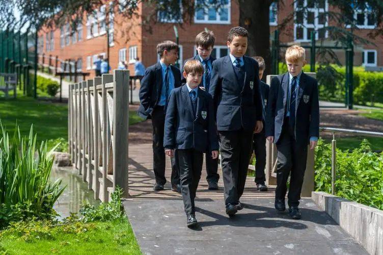2023英国顶尖夏校火热进行中！中国学生名额已经不多......