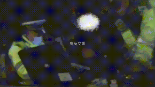 “我就不签！”拘了！