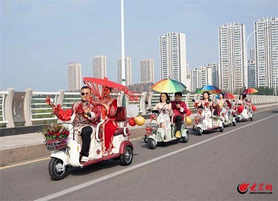 潍坊小伙骑电动车接新娘，有人停车围观送祝福