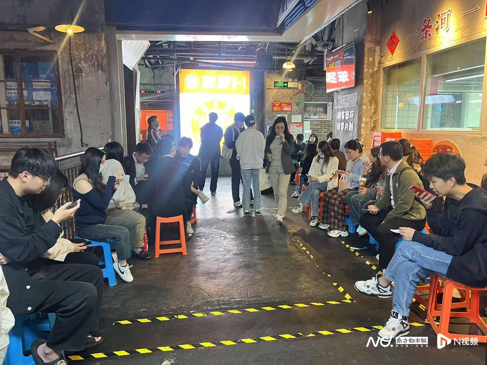 广州撤店后实探深圳文和友：大片商铺空置，靠湘菜笨罗卜引流