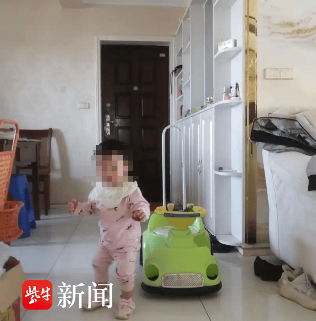 3岁女童从16层楼道坠下身亡：家属认为窗户未达安全标准，物业称待司法判决