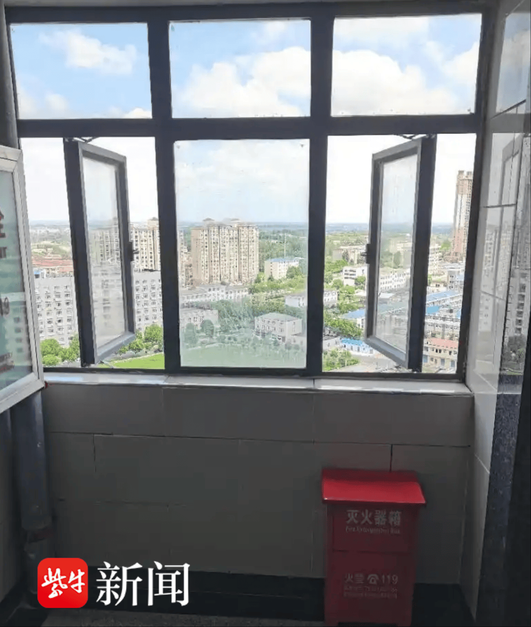 3岁女童从16层楼道坠下身亡：家属认为窗户未达安全标准，物业称待司法判决