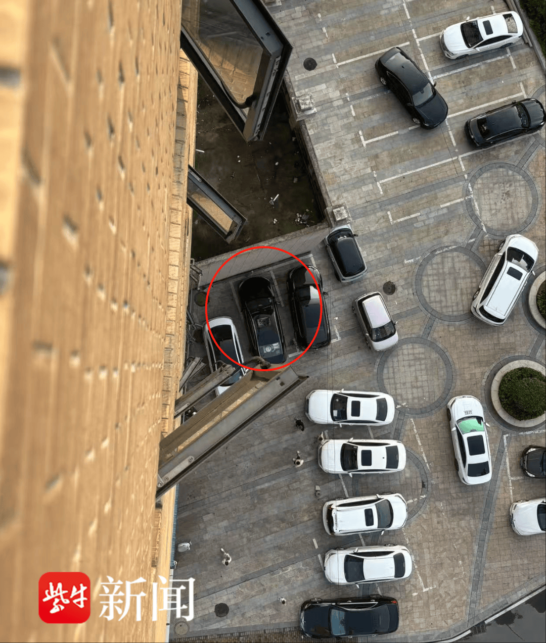 3岁女童从16层楼道坠下身亡：家属认为窗户未达安全标准，物业称待司法判决