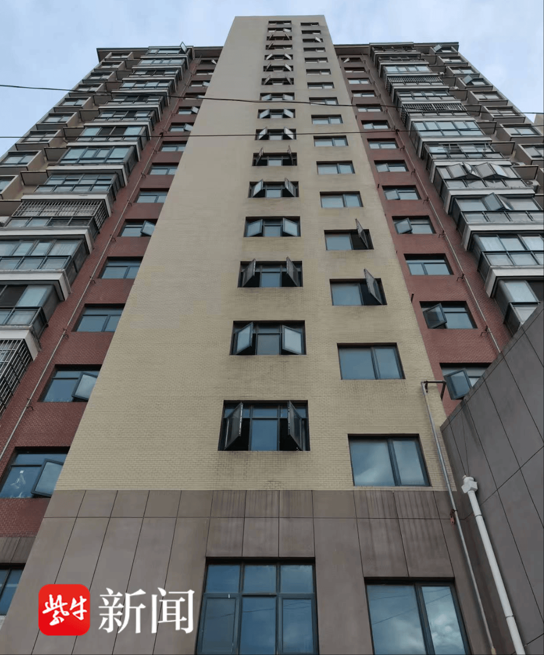 3岁女童从16层楼道坠下身亡：家属认为窗户未达安全标准，物业称待司法判决