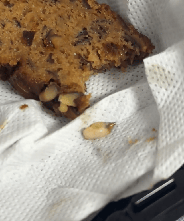 山姆枣泥核桃蛋糕吃出“一颗牙”?客服回应:很惊讶,已反馈工厂排查