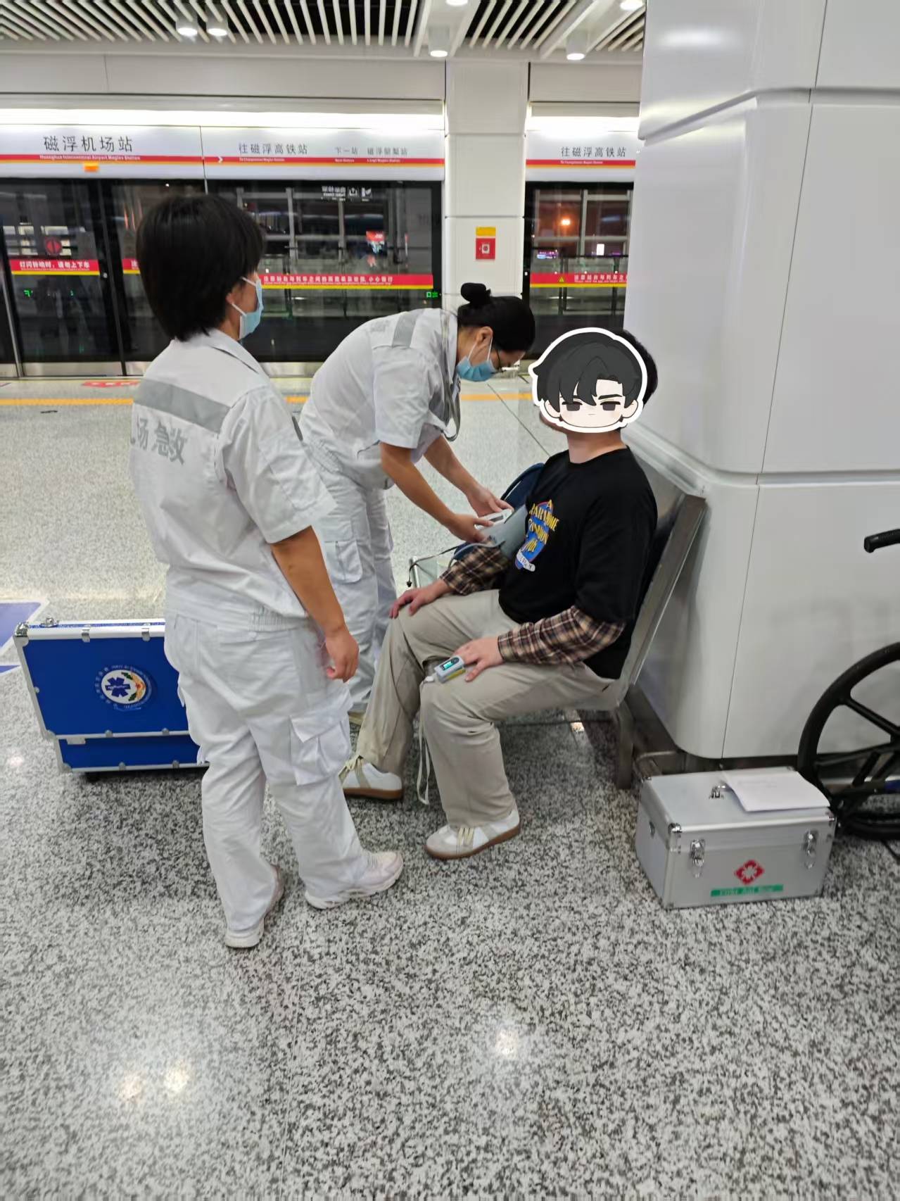 旅客长沙下飞机欲乘坐磁浮列车往城区找朋友,突发呼吸不畅,民警与医护人员接力救援