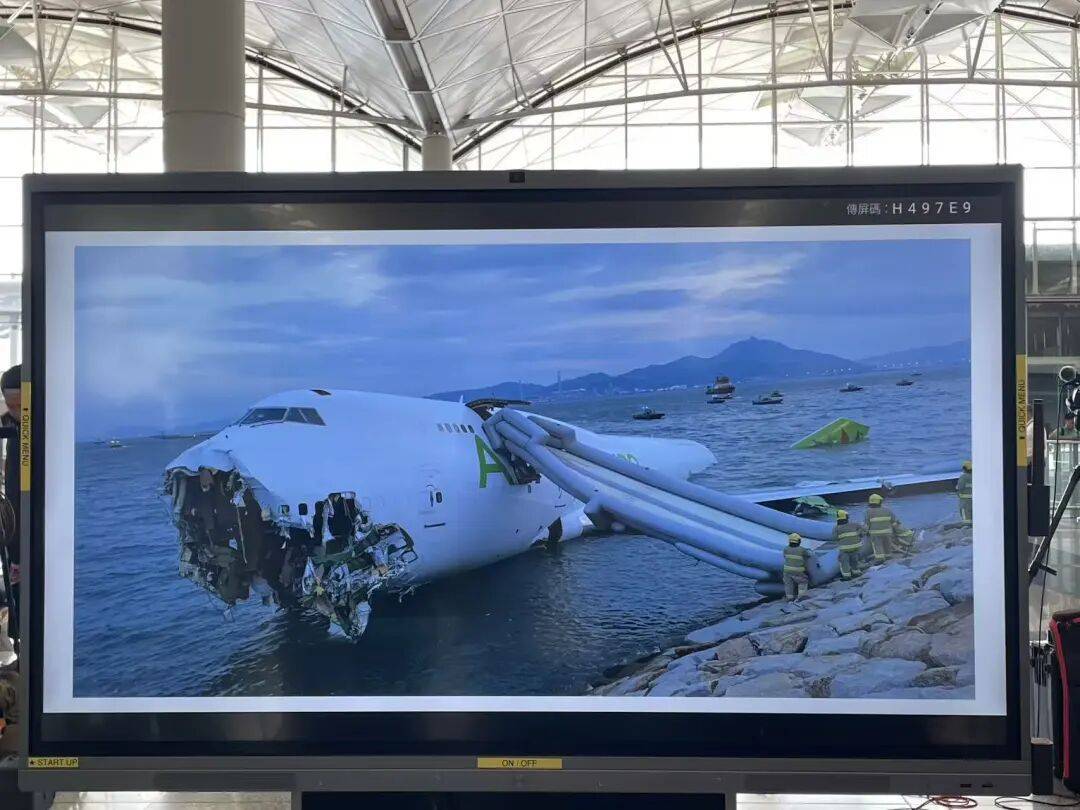 机身断成两截,2名遇难者在海下约7米处被找到,巡逻车在飞机跑道外被撞进海里,香港机场飞机坠海事故更多细节披露