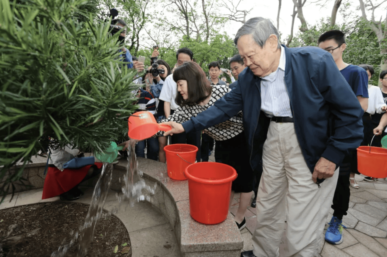 杨振宁为什么连续32年担任东莞理工学院名誉校长?
