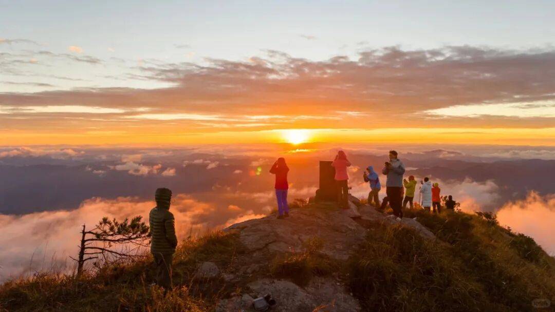 为什么年轻人迷上了爬山？ | 秋高气爽，是时候出发了→