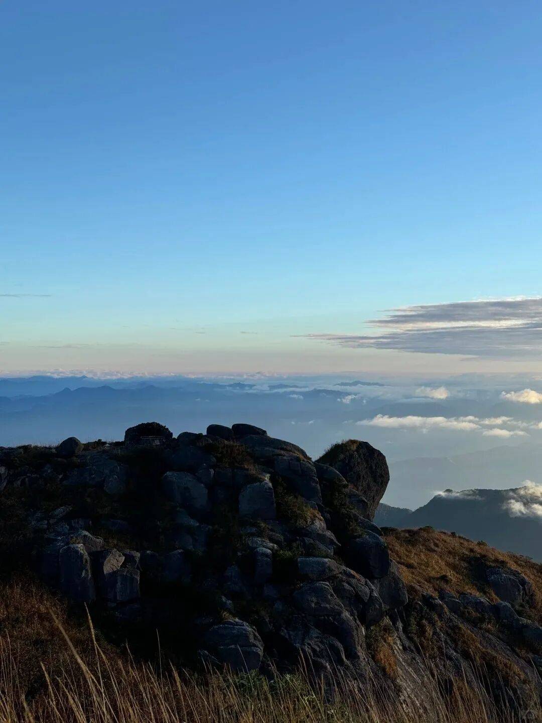 为什么年轻人迷上了爬山？ | 秋高气爽，是时候出发了→